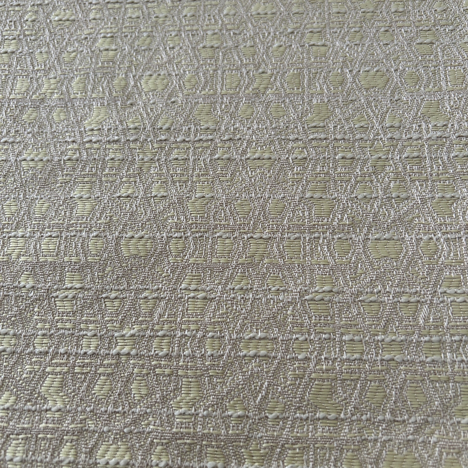 Tissu d'ameublement Zellij taupe et jaune tissé au Maroc, avec un petit motif géométrique inspiré des mosaïques marocaines. Idéal pour coussins décoratifs, salons marocains modernes et projets de décoration intérieure.