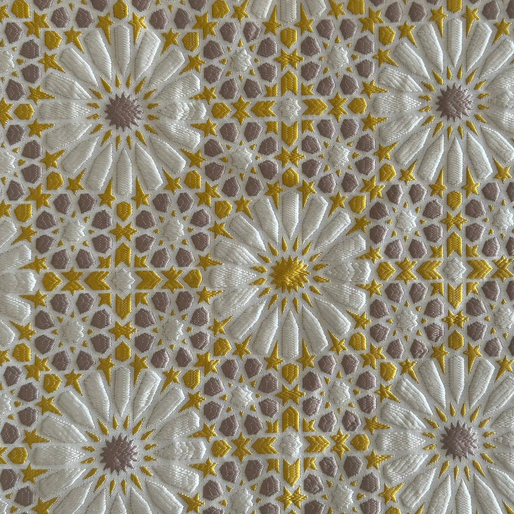 Tissu Zellij marocain jaune, taupe à motifs géométriques embossés pour décoration