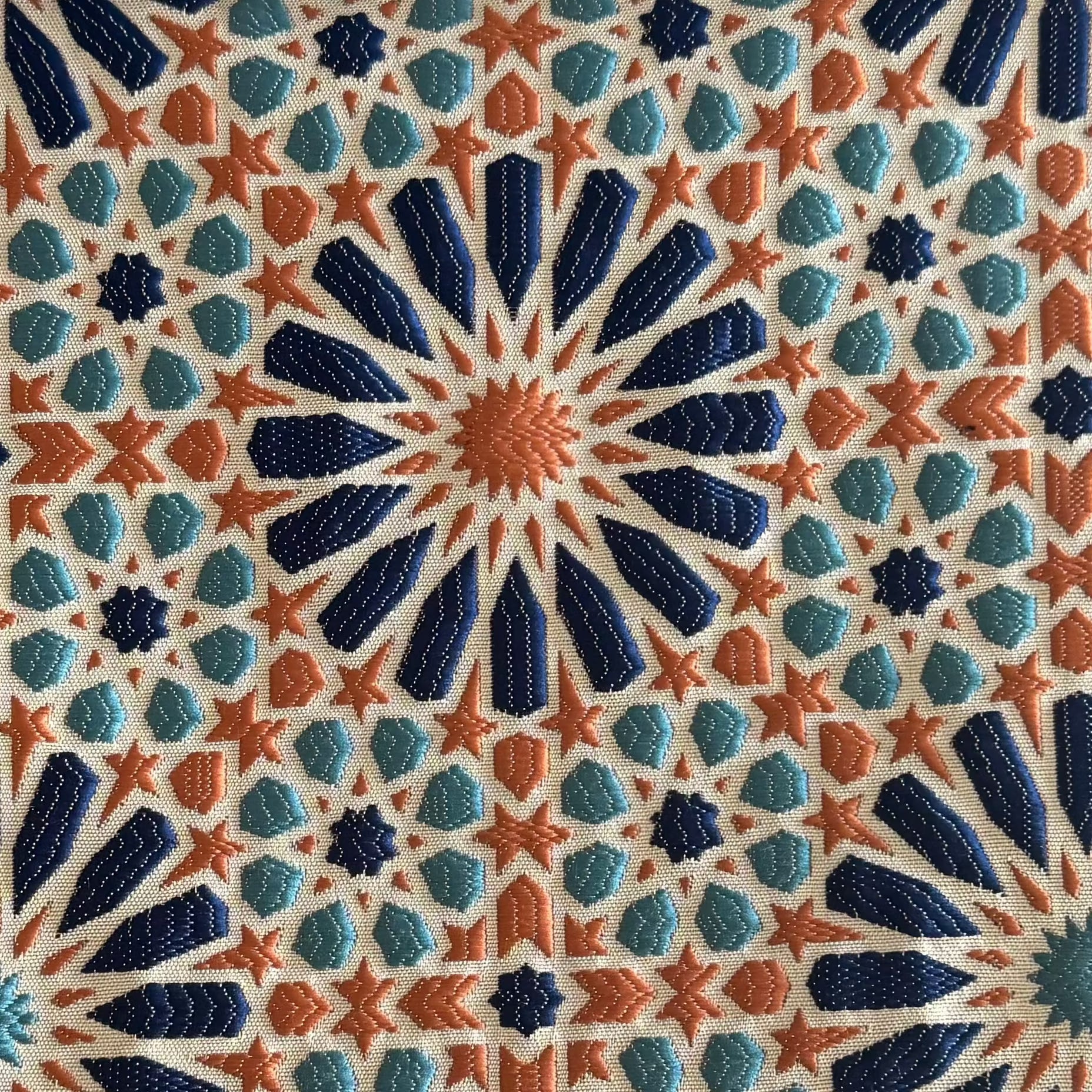 Tissu Zellij marocain bleu et ocre à motifs géométriques embossés pour décoration