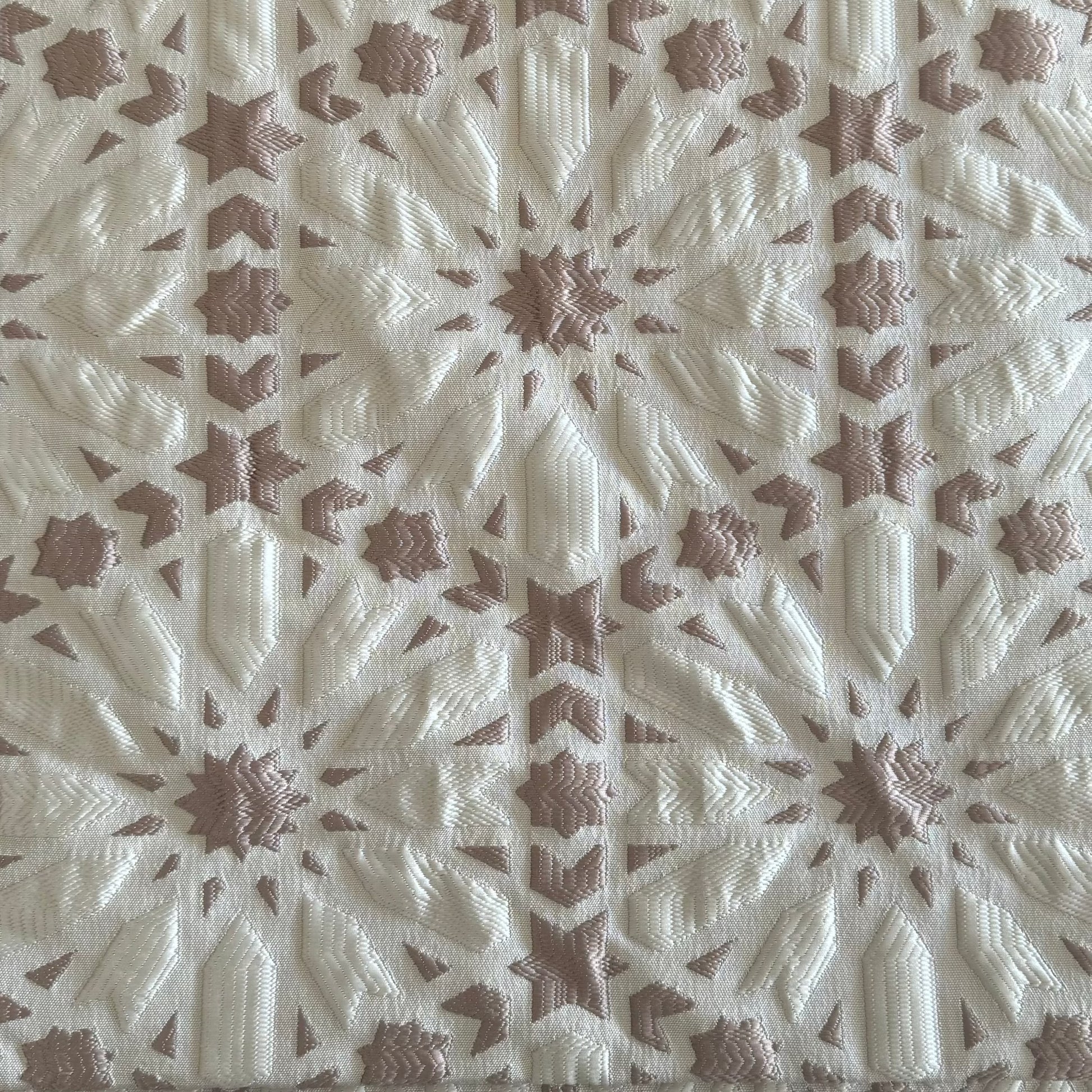 Tissu Zellij marocain taupe et blanc cassé à motifs géométriques embossés pour décoration