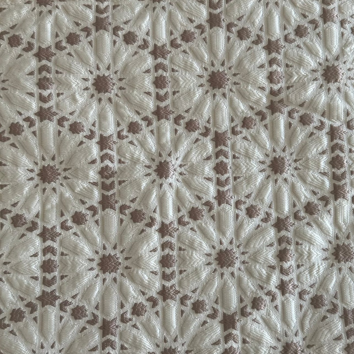 Tissu Zellij marocain taupe et blanc cassé à motifs géométriques embossés pour décoration