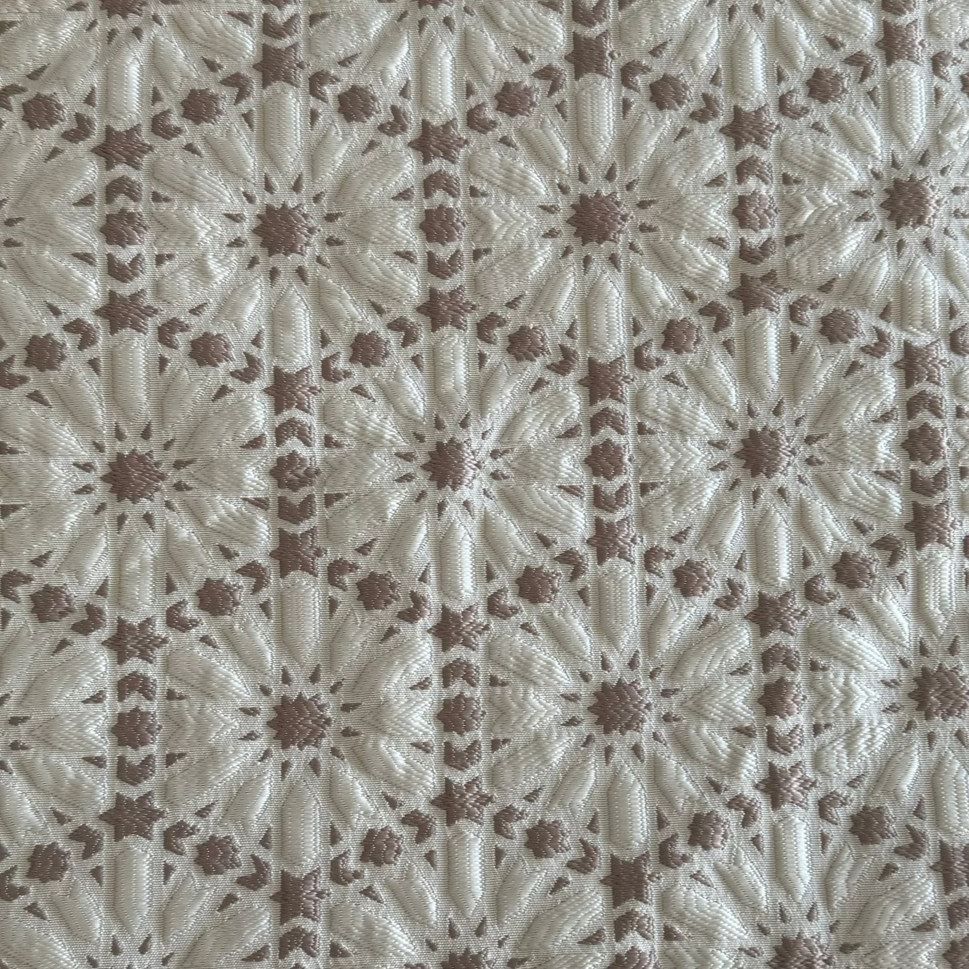 Tissu Zellij marocain taupe et blanc cassé à motifs géométriques embossés pour décoration