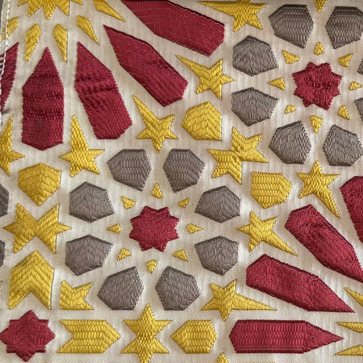 Tissu Zellij marocain taupe et jaune à motifs géométriques embossés pour décoration