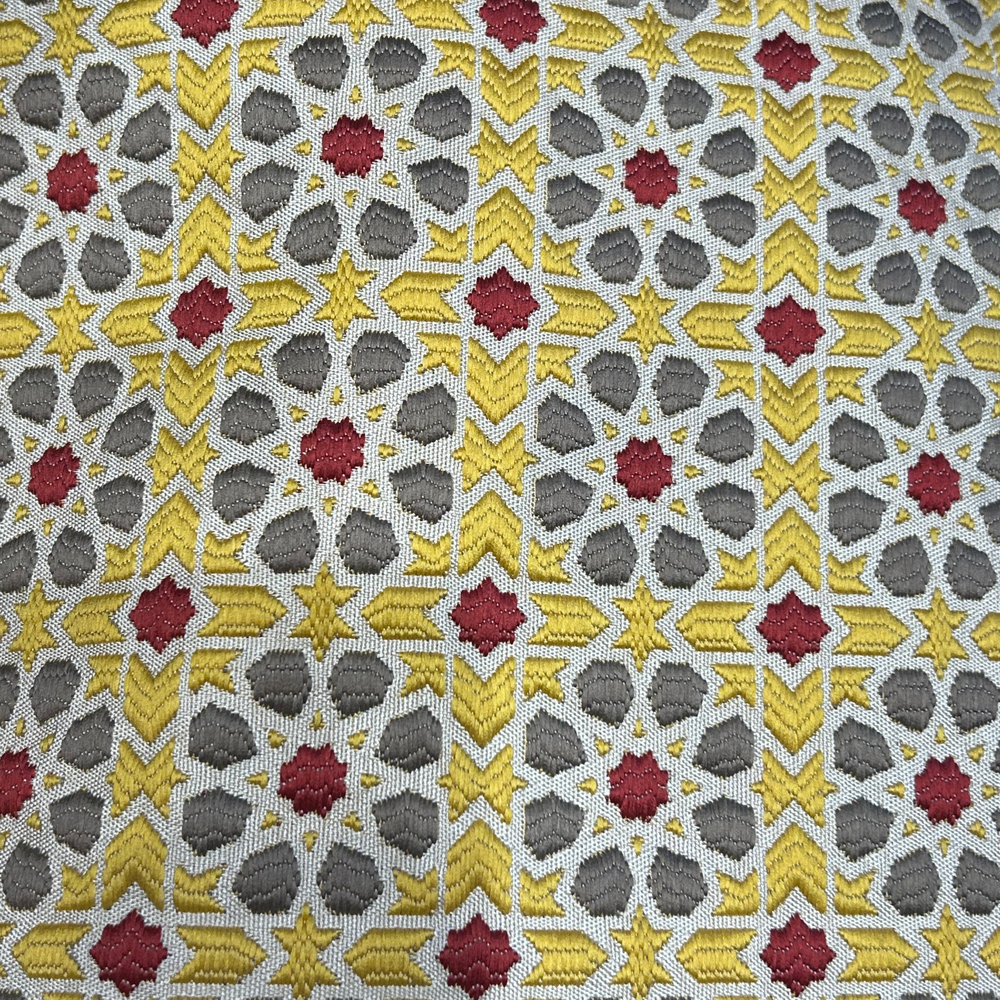 Tissu Zellij taupe et jaune inspiré des motifs marocains, tissu d’ameublement exclusif tissé au Maroc par Biyadi Collection.