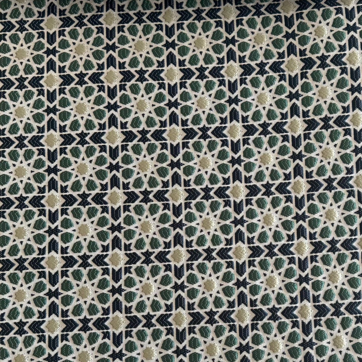 Tissu Zellij marocain bleu et vert avec motifs géométriques en relief