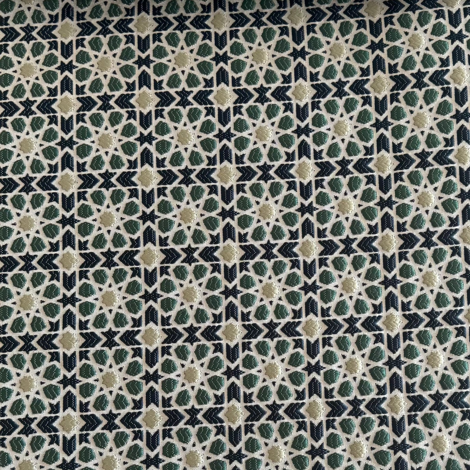 Tissu Zellij marocain bleu et vert avec motifs géométriques en relief