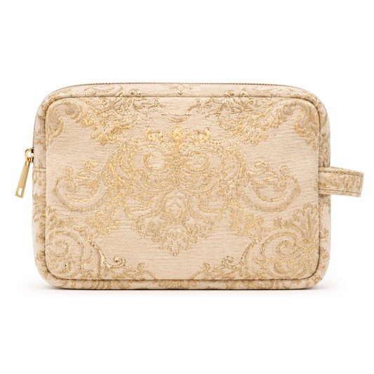 Trousse de beauté blanc cassé à motif damassé fleuri doré, élégante et raffinée, idéale pour ranger maquillage, accessoires et produits de soin, création Biyadi Collection.