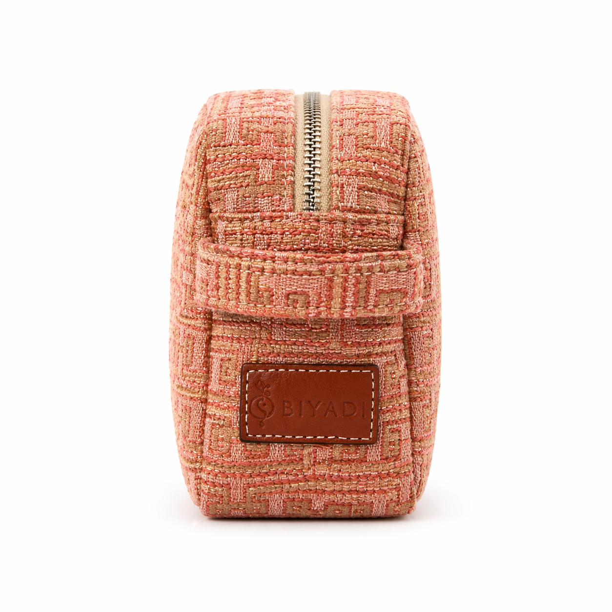 Vue de profil d’une trousse de beauté corail à motif géométrique tissé, avec fermeture zippée et détail logo Biyadi, idéale pour le rangement du maquillage et des accessoires.