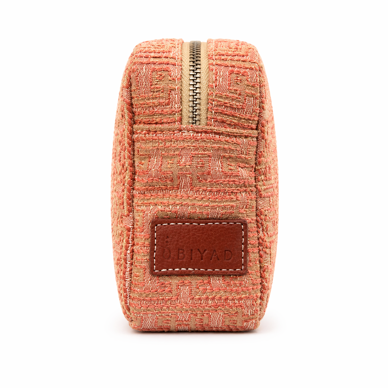 Vue de profil d’une trousse de beauté corail à motif géométrique tissé, avec fermeture zippée et détail logo Biyadi, idéale pour le rangement du maquillage et des accessoires.