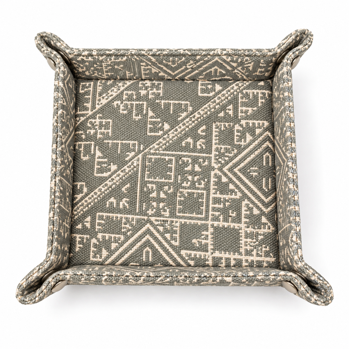 Vide-poche décoratif en tissu tissé au Maroc, gris et écru à motifs géométriques effet brodé, présenté sur fond blanc – Biyadi Collection.