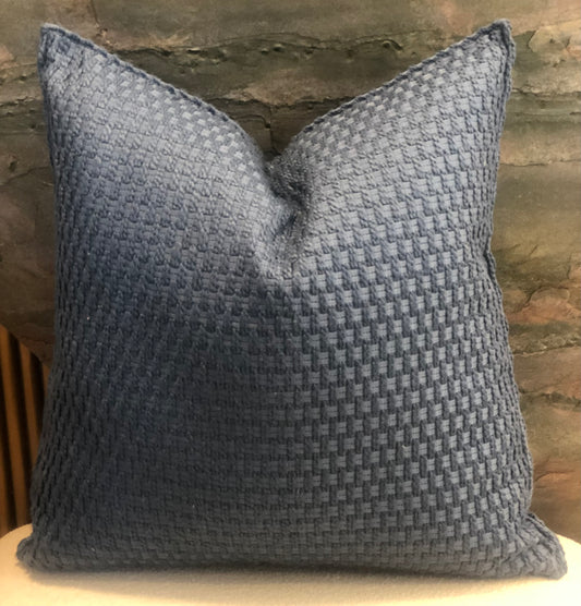 Coussin bouclette torsadée bleue