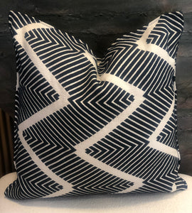 Blue zigzag decorative cushion 50x50cm