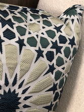 Load image into Gallery viewer, Coussin décoratif à motif zellij  vert 50x50cm
