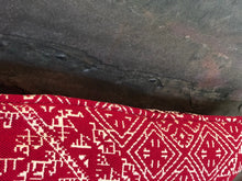 Load image into Gallery viewer, Détail de la finition du coussin rouge

