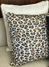 Cargar imagen en el visor de la galería, Coussin valise &amp; coussin léopard

