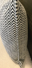 Cargar imagen en el visor de la galería, Coussin décoratif  rectangulaire chevron noir et blanc 63/32cm
