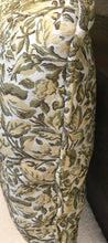 Cargar imagen en el visor de la galería, Coussins décoratifs marocains fleuris vert
