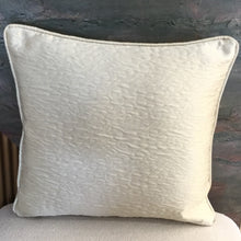 Load image into Gallery viewer, Coussin marocain blanc cassé
