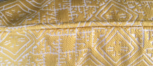 Cargar imagen en el visor de la galería, Coussin décoratif intemporel en tarz jaune 

