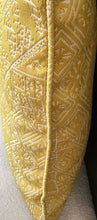 Load image into Gallery viewer, Coussin décoratif intemporel en tarz jaune 50x50cm
