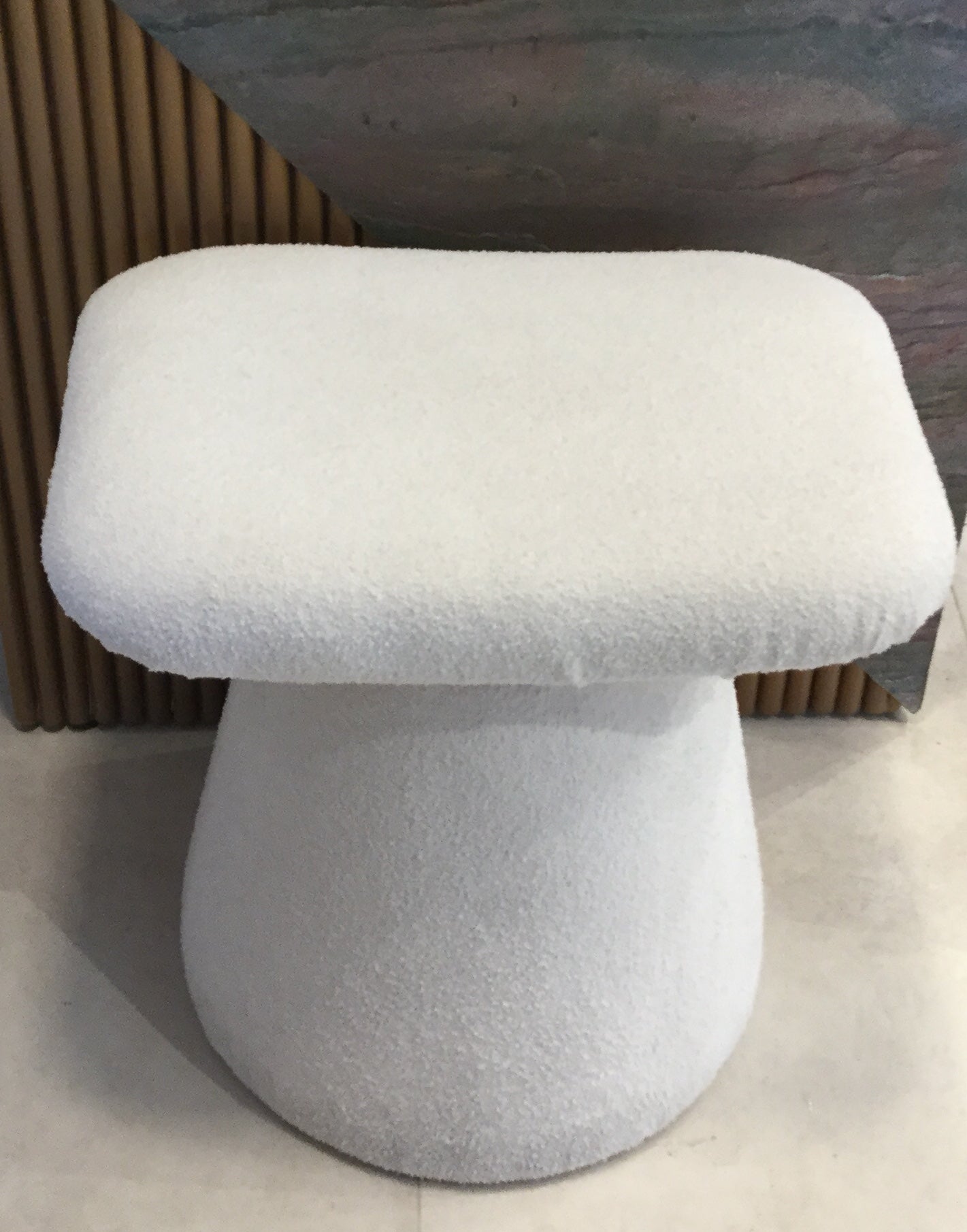 Pouf tapissé en bouclette blanche