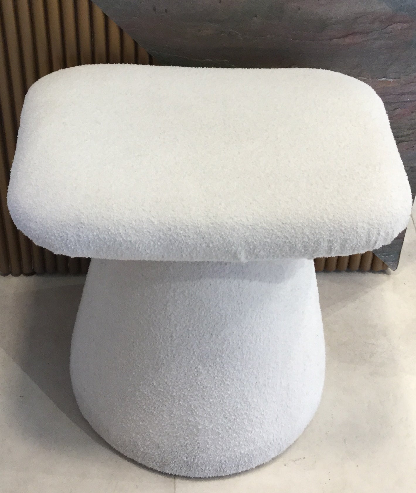 Pouf tapissé en bouclette blanche