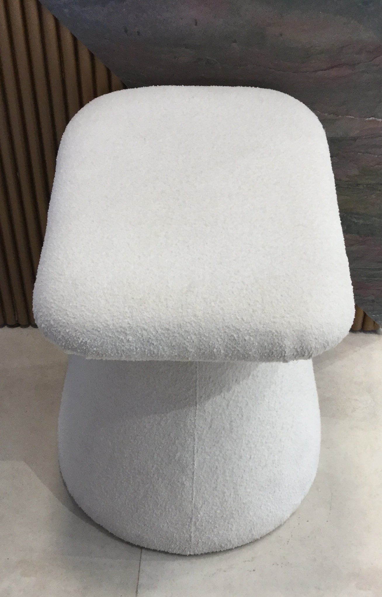 Pouf tapissé en bouclette blanche