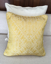Load image into Gallery viewer, Coussin effet brodé jaune
