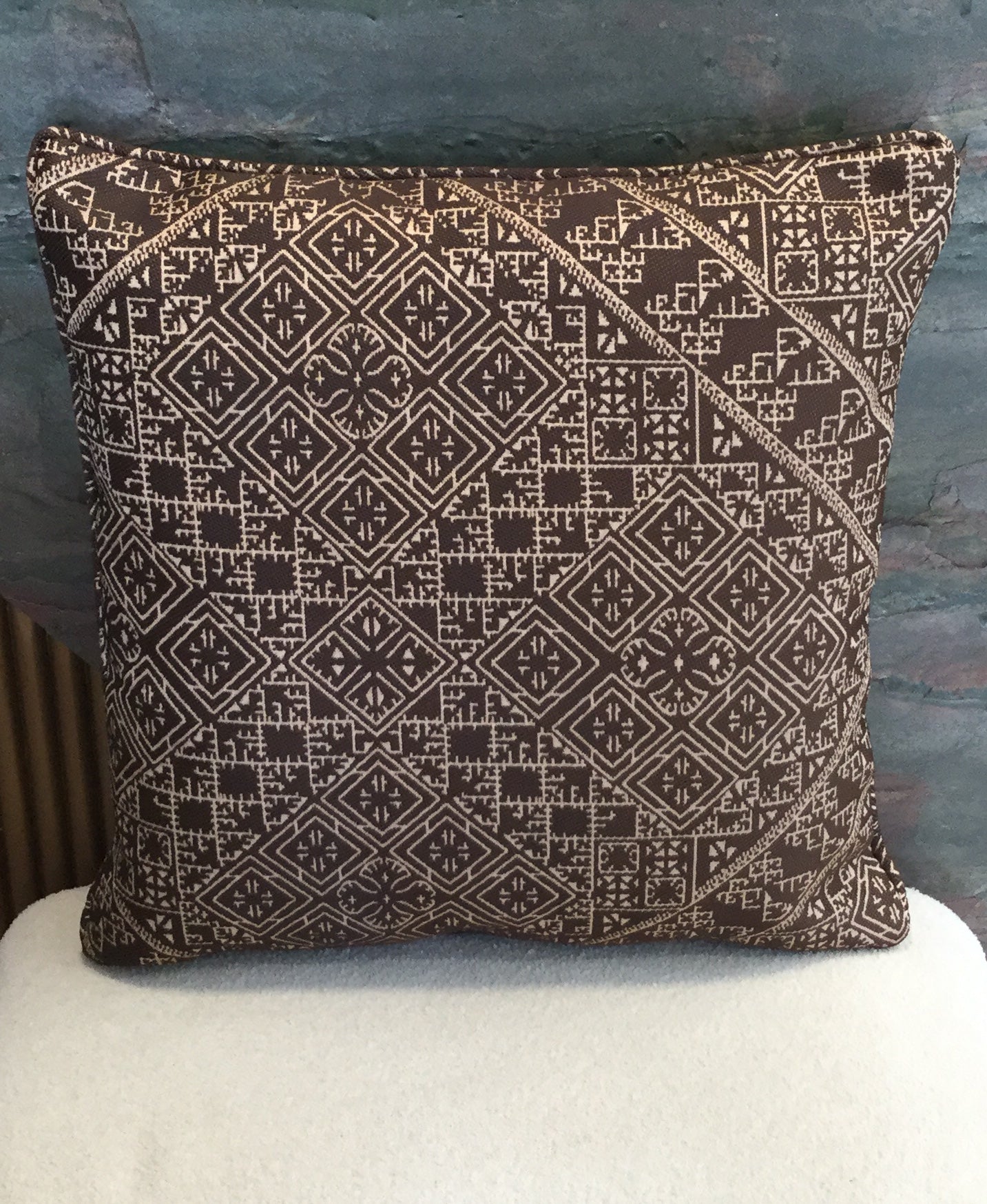 Timeless decorative cushion in brown embroidered effect fabric 50x50cm