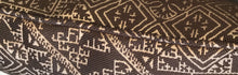 Charger l&#39;image dans la galerie, Coussin décoratif intemporel en tissu effet brodé marron 50x50cm
