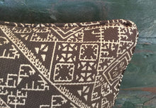 Cargar imagen en el visor de la galería, Coussin décoratif intemporel en tissu effet brodé marron 50x50cm
