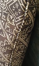 Cargar imagen en el visor de la galería, Coussin décoratif intemporel en tissu effet brodé marron 50x50cm
