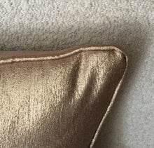 Cargar imagen en el visor de la galería, Coussin décoratif rectangulaire chic bronze
