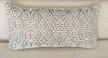 Cargar imagen en el visor de la galería, Cousssin décoratif rectangulaire en bouclette à motif 62x33cm
