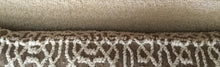 Load image into Gallery viewer, Cousssin décoratif rectangulaire en bouclette à motif 62x33cm
