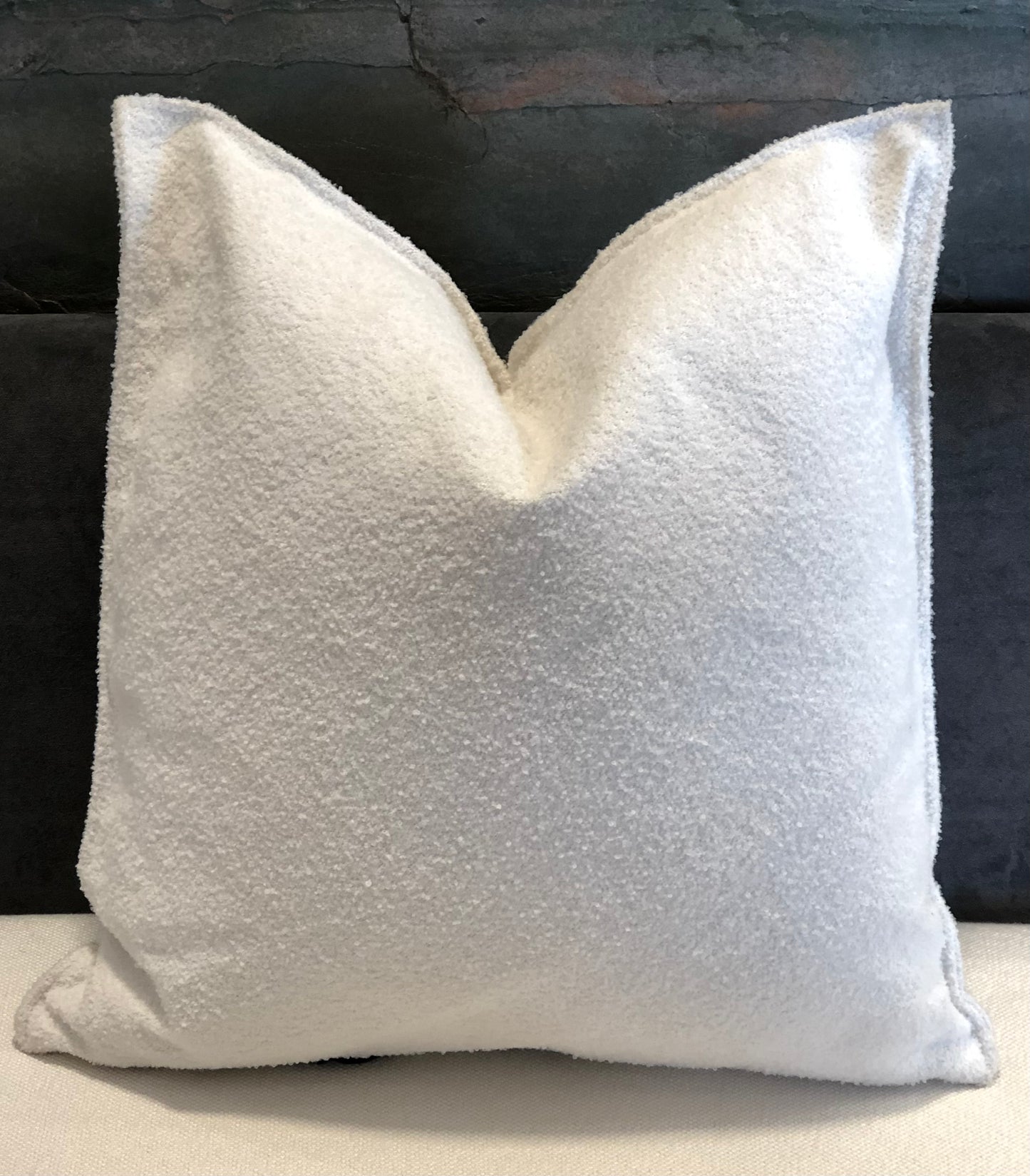 Coussin décoratif carré en bouclette blanche