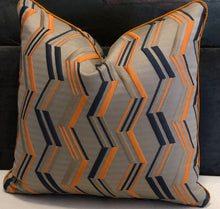 Load image into Gallery viewer, Coussin décoratif zigzag bleu et orange
