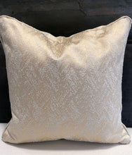 Load image into Gallery viewer, Coussin bouclette lamée blanche
