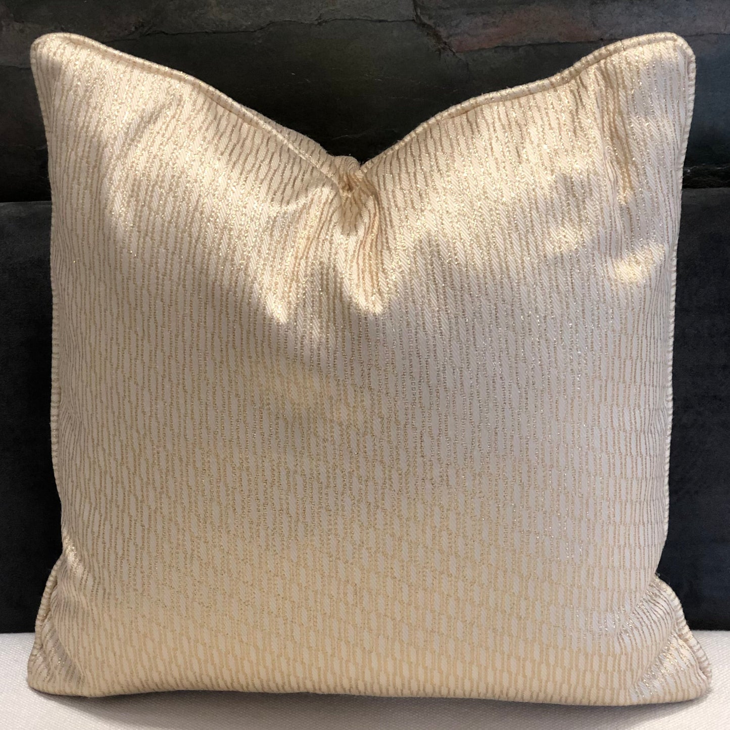 Decorative cushion with golden geometric pattern 50x50cm