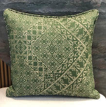Cargar imagen en el visor de la galería, Coussin carré vert avec tissu effet brodé
