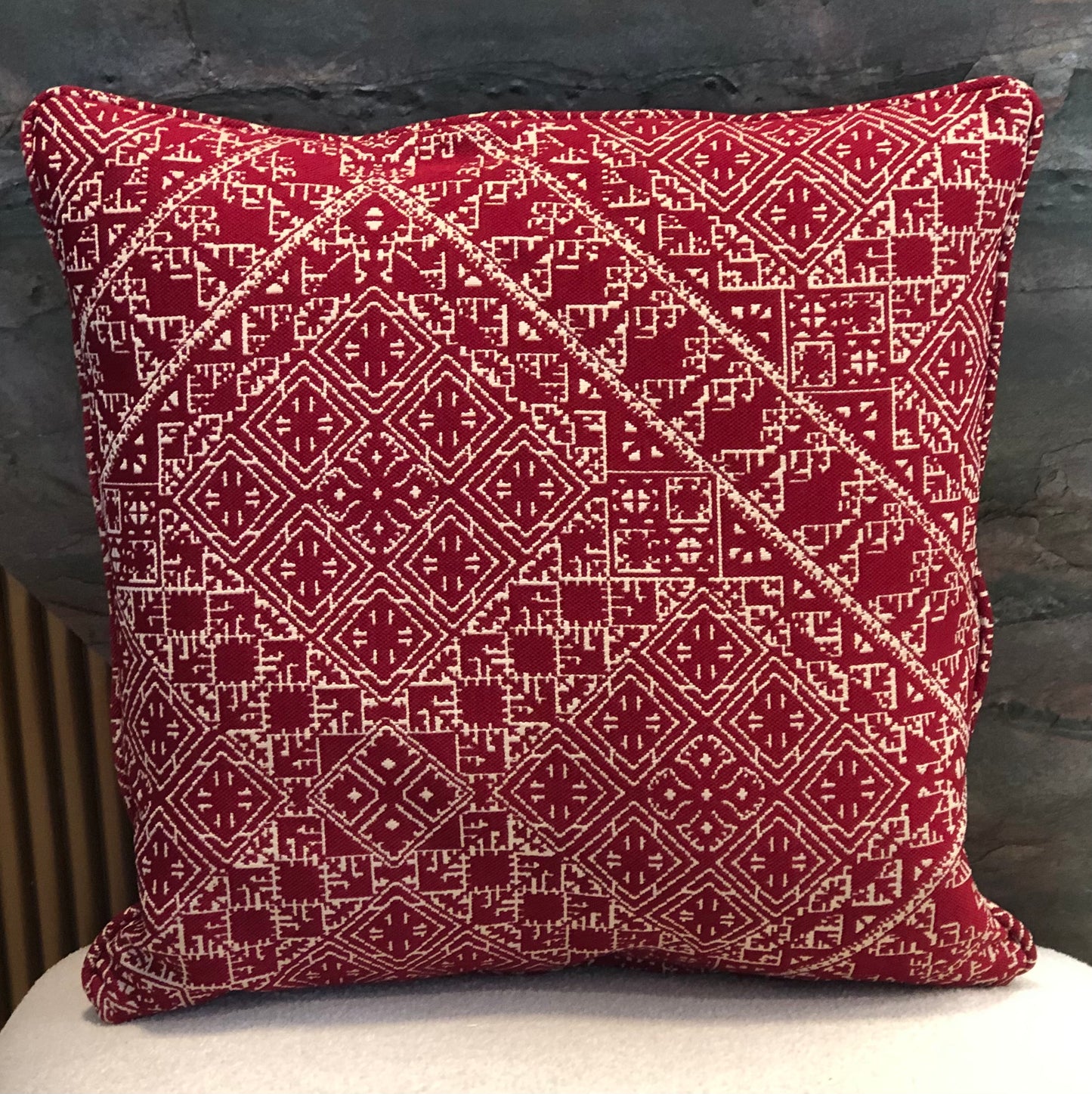 Coussin carré rouge en tissu effet brodé