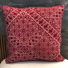 Load image into Gallery viewer, Coussin carré rouge en tissu effet brodé
