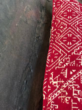 Load image into Gallery viewer, Détail du coussin rouge effet brodé
