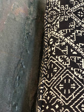 Load image into Gallery viewer, Détail du coussin noir en tissu effet brodé

