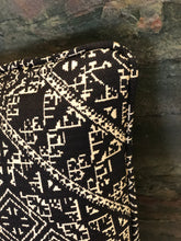 Load image into Gallery viewer, DDétail du coussin noir en tissu effet brodé
