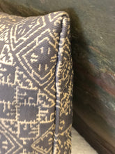 Load image into Gallery viewer, Coussin décoratif marocain en tissu effet brodé gris

