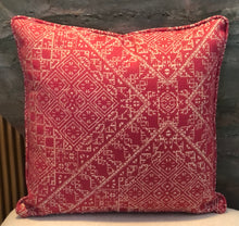Load image into Gallery viewer, Coussin fushia avec tissu effet brodé
