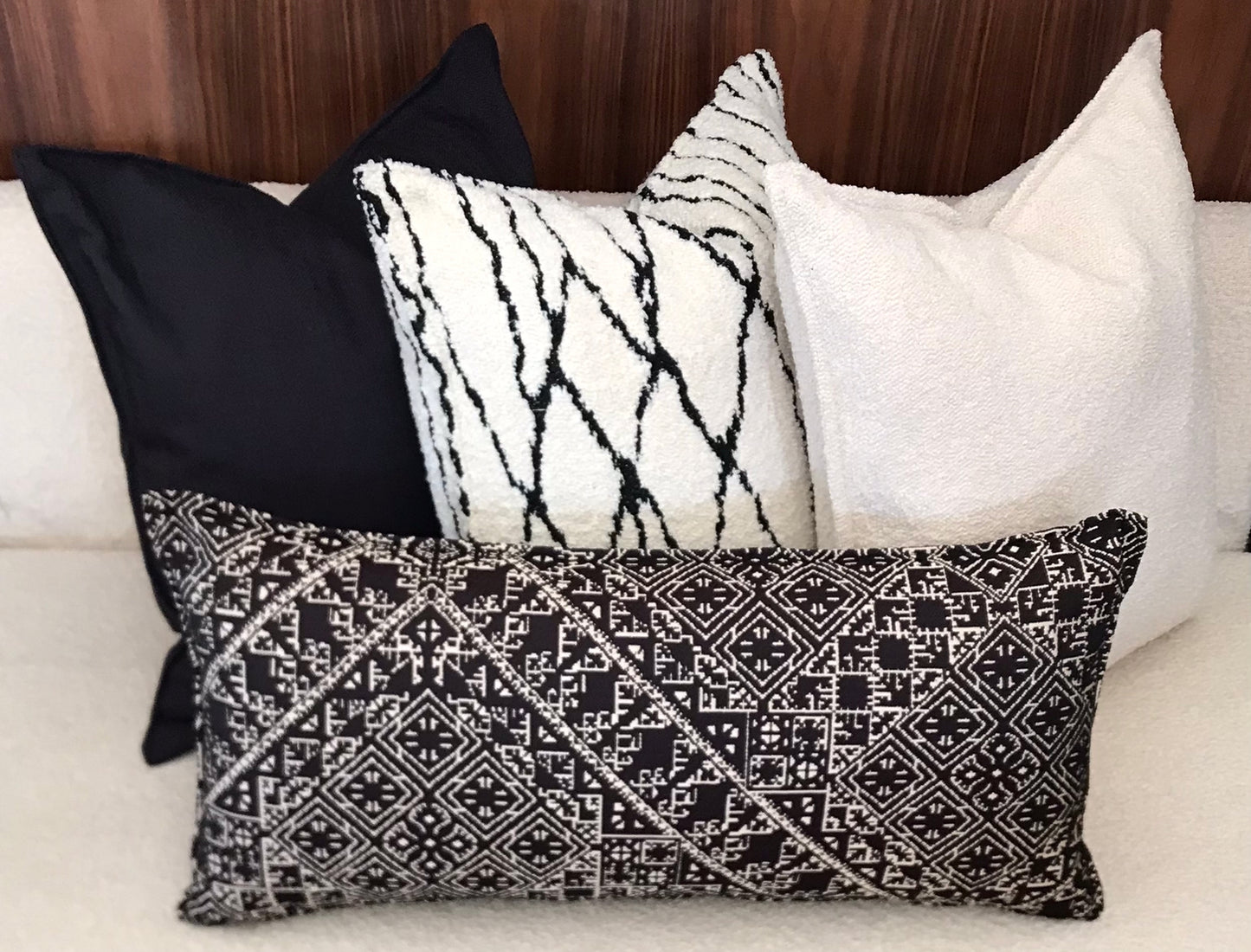 Coussin décoratif marocain en tissu effet brodé noir