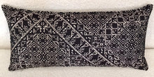 Load image into Gallery viewer, Coussin décoratif marocain en tissu effet brodé noir
