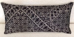 Coussin décoratif marocain en tissu effet brodé noir
